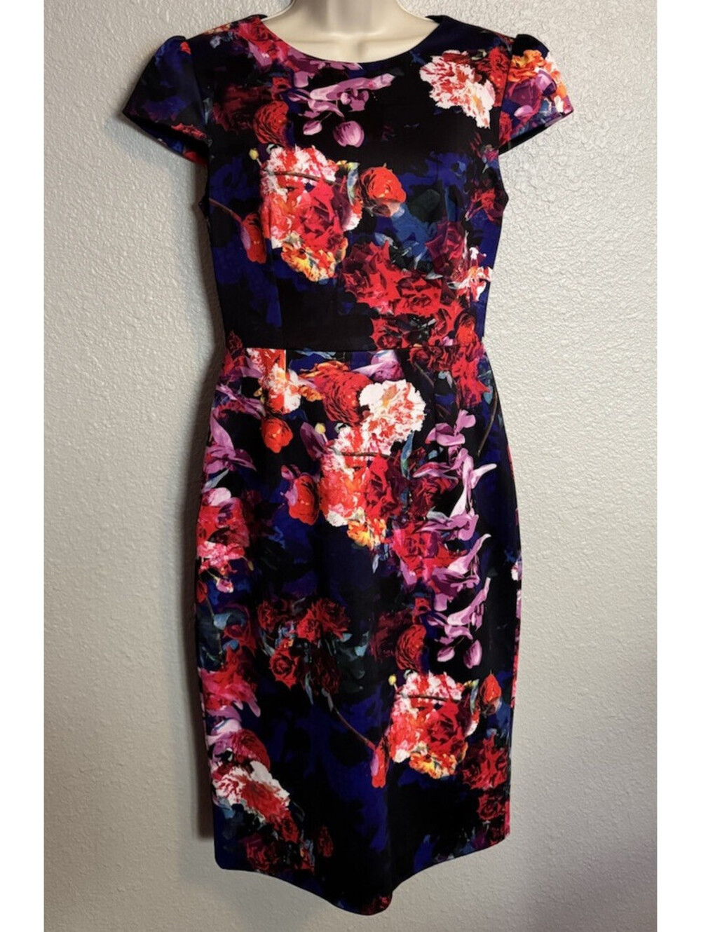 Betsey Johnson Women's Size 6 Vibrant Floral Sheath Dress Cap Sleeve Knee-Length